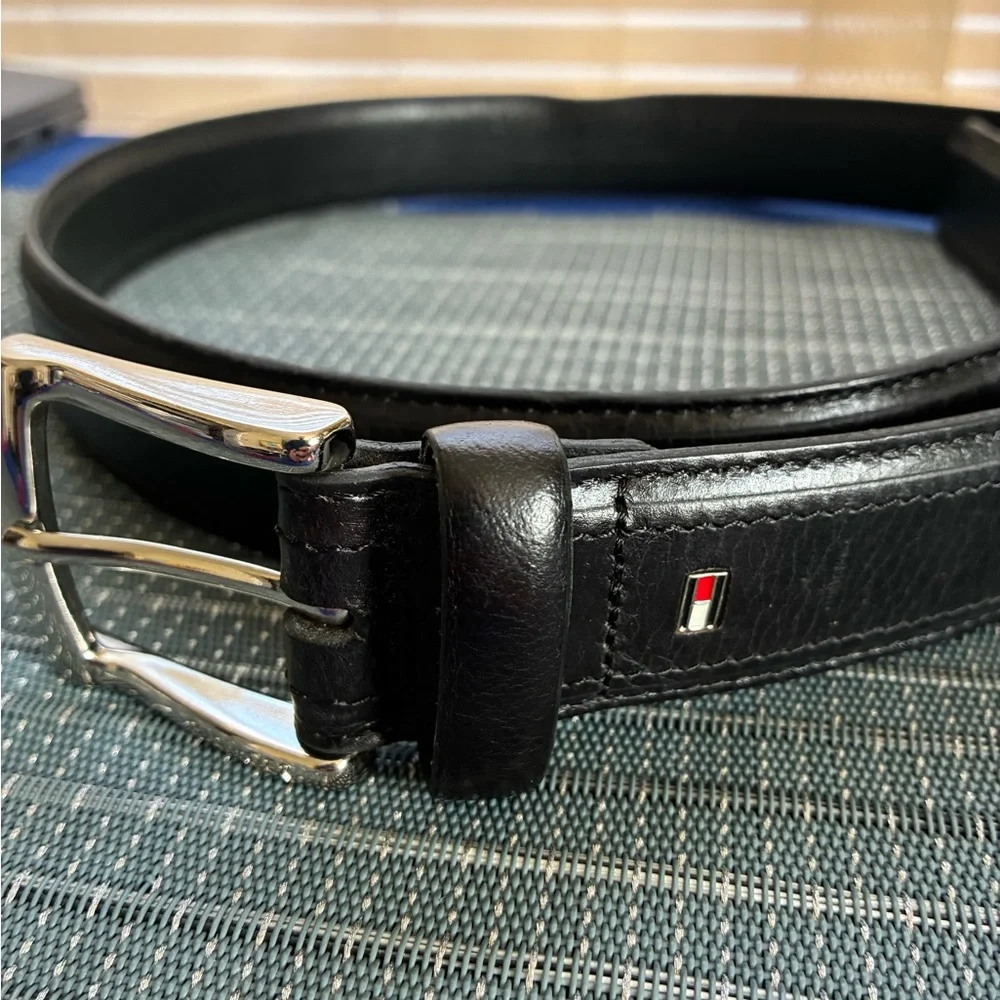 Tommy Hilfiger Men’s Black Leather Belt with Silver Buckle (M 30-32)